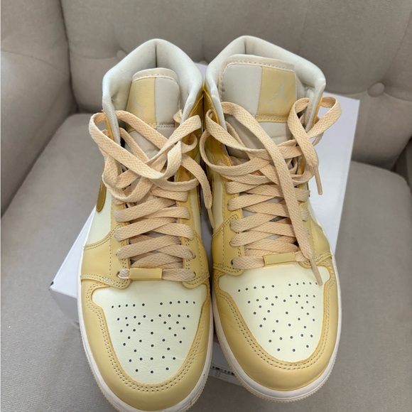 Women’s Air Jordan 1 Mid SE | Size 7.5 | NEW w/Box!! - Picture 6 of 9